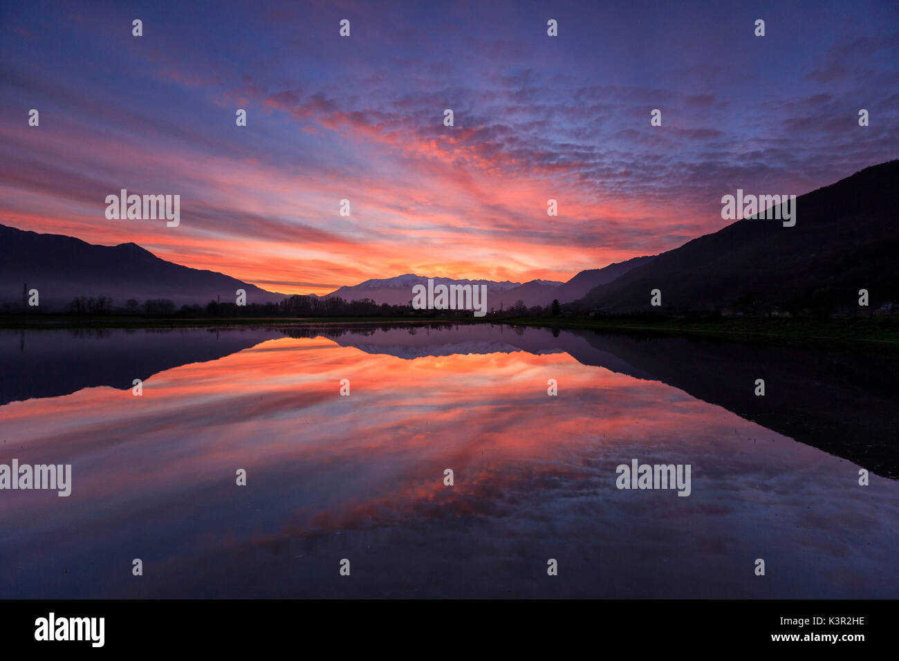 Naturschutzgebiet Pian di Spagna überflutet mit schneebedeckten Gipfeln spiegelt sich in dem Wasser bei Sonnenuntergang Valtellina Lombardei Italien Europa Stockfoto