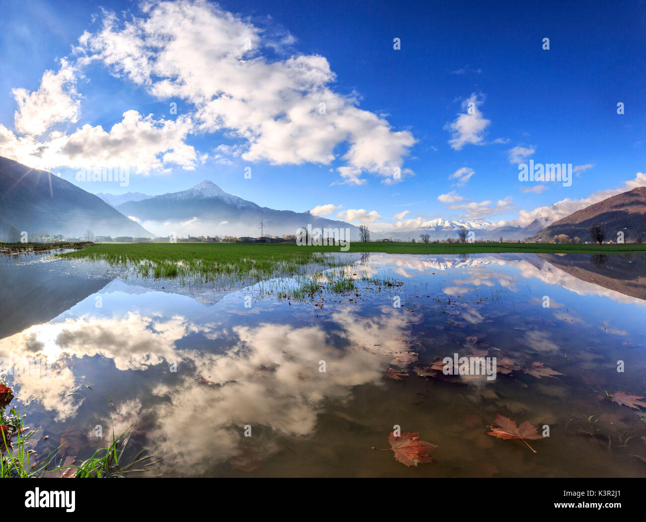 Panoramablick von Pian di Spagna überflutet mit den Monte Legnone im Wasser Valtellina Lombardei Italien Europa wider Stockfoto