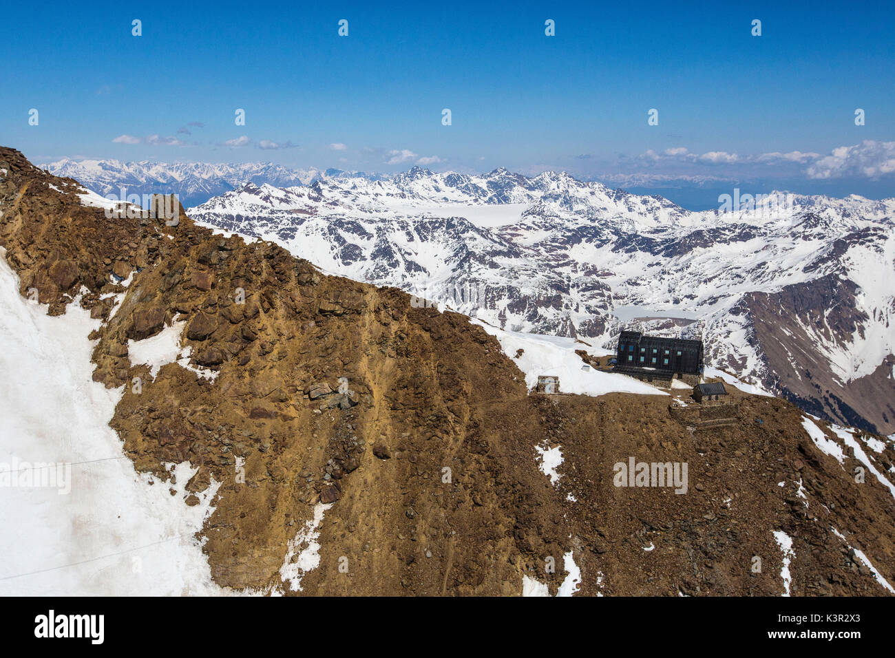 Luftaufnahme von Forni Gletscher und Zuflucht Vioz Valtellina Lombardei Italien Europa Stockfoto