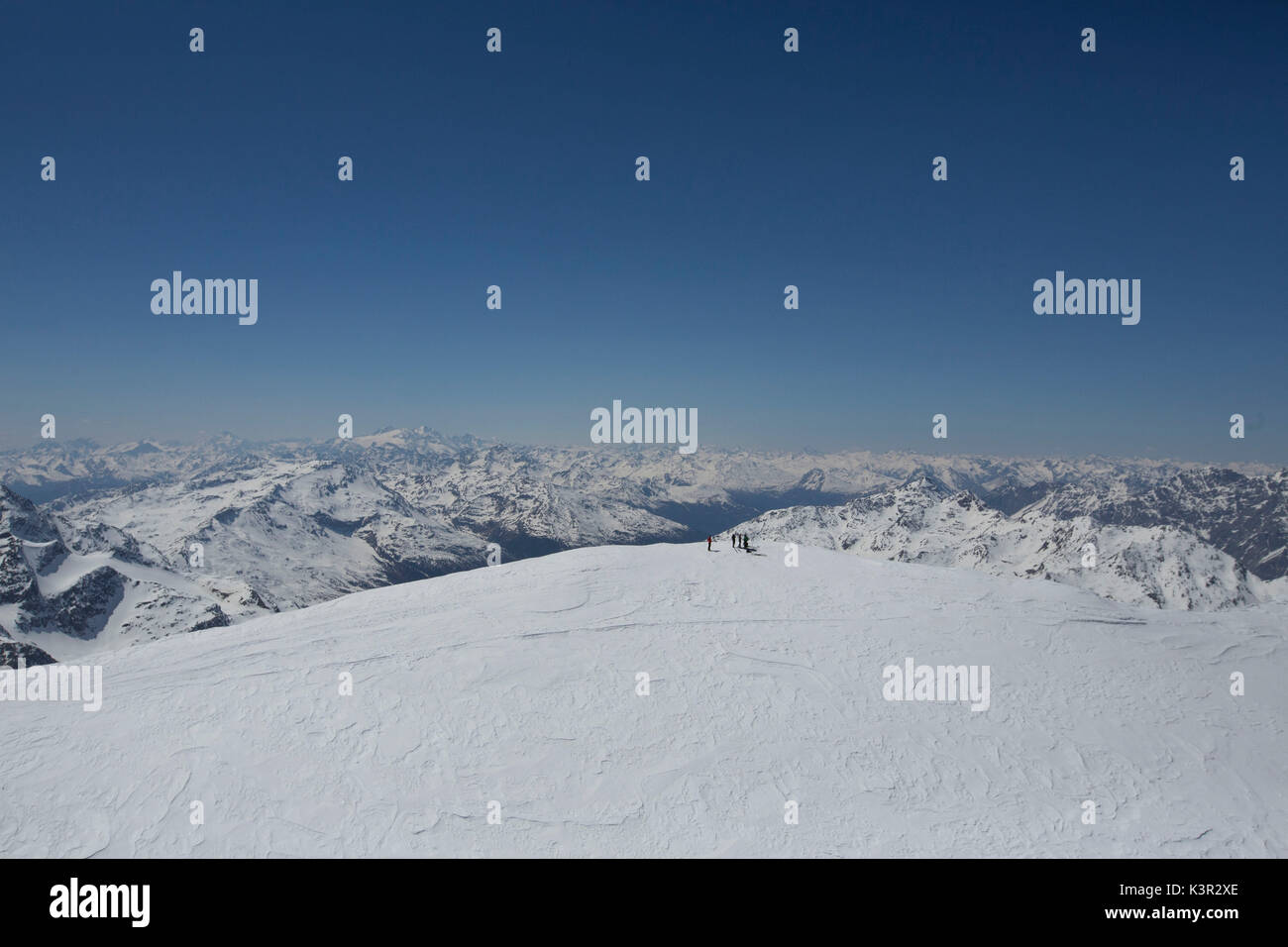 Luftaufnahme von Forni Gletscher und alpine Skifahrer auf Palon de la Mare Valtellina Lombardei Italien Europa Stockfoto