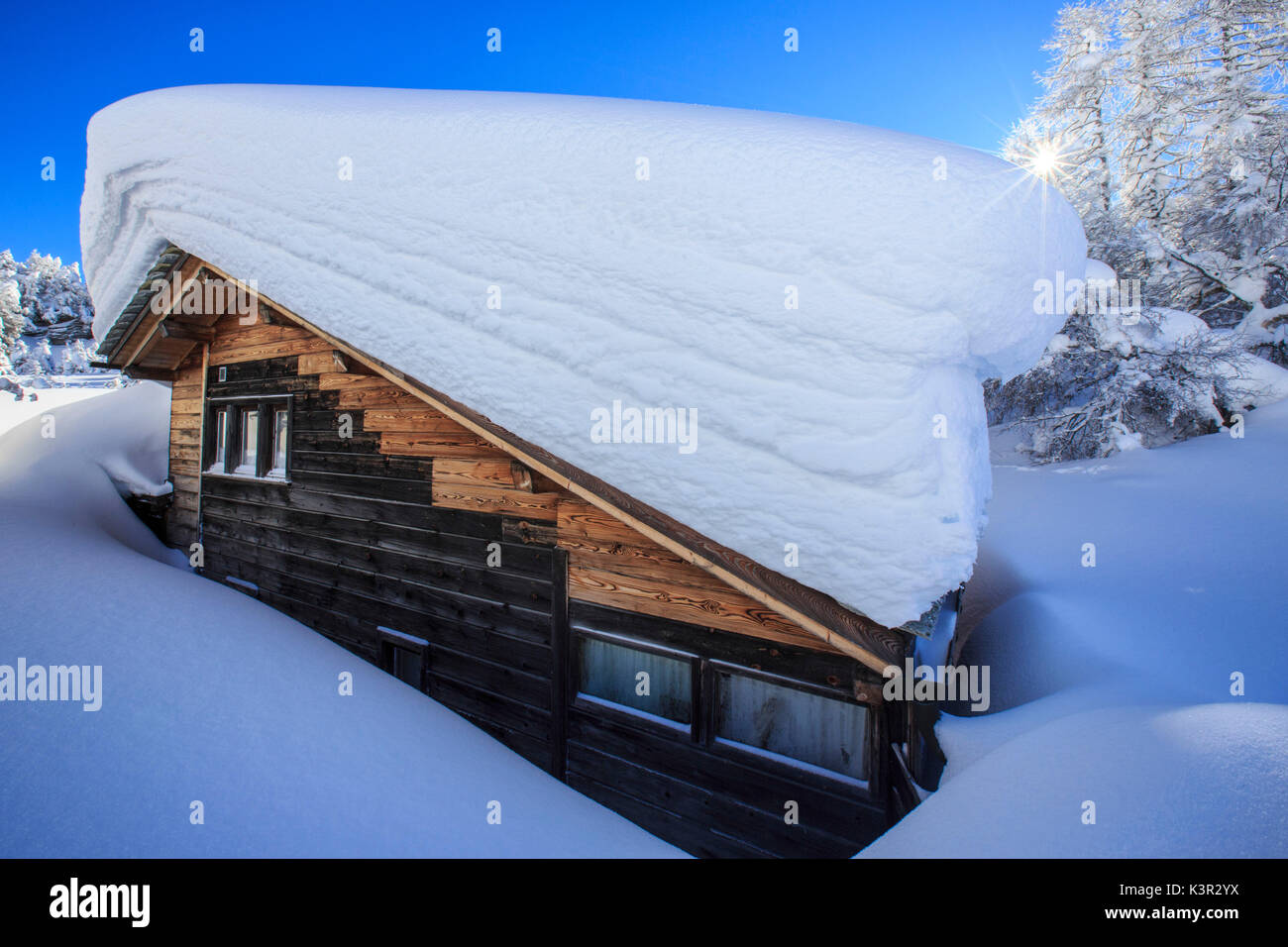 Holzhütte versunken im Schnee Maloja Kanton Graubünden Engadin Schweiz Europa Stockfoto