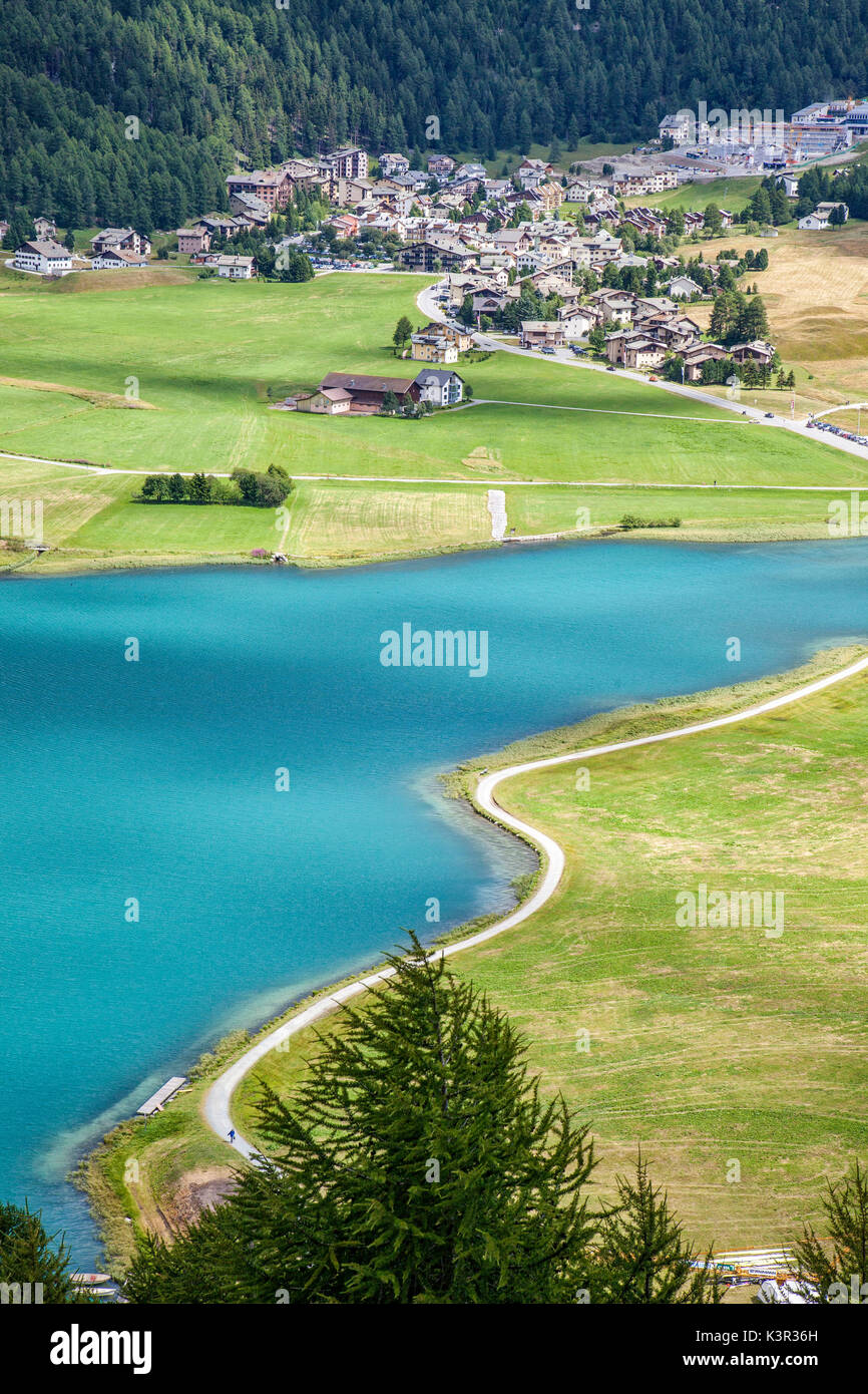 Das türkisblaue Wasser der Silvaplanersee inmitten grüner Wiesen Engadin Kanton Graubünden Schweiz Europa Stockfoto