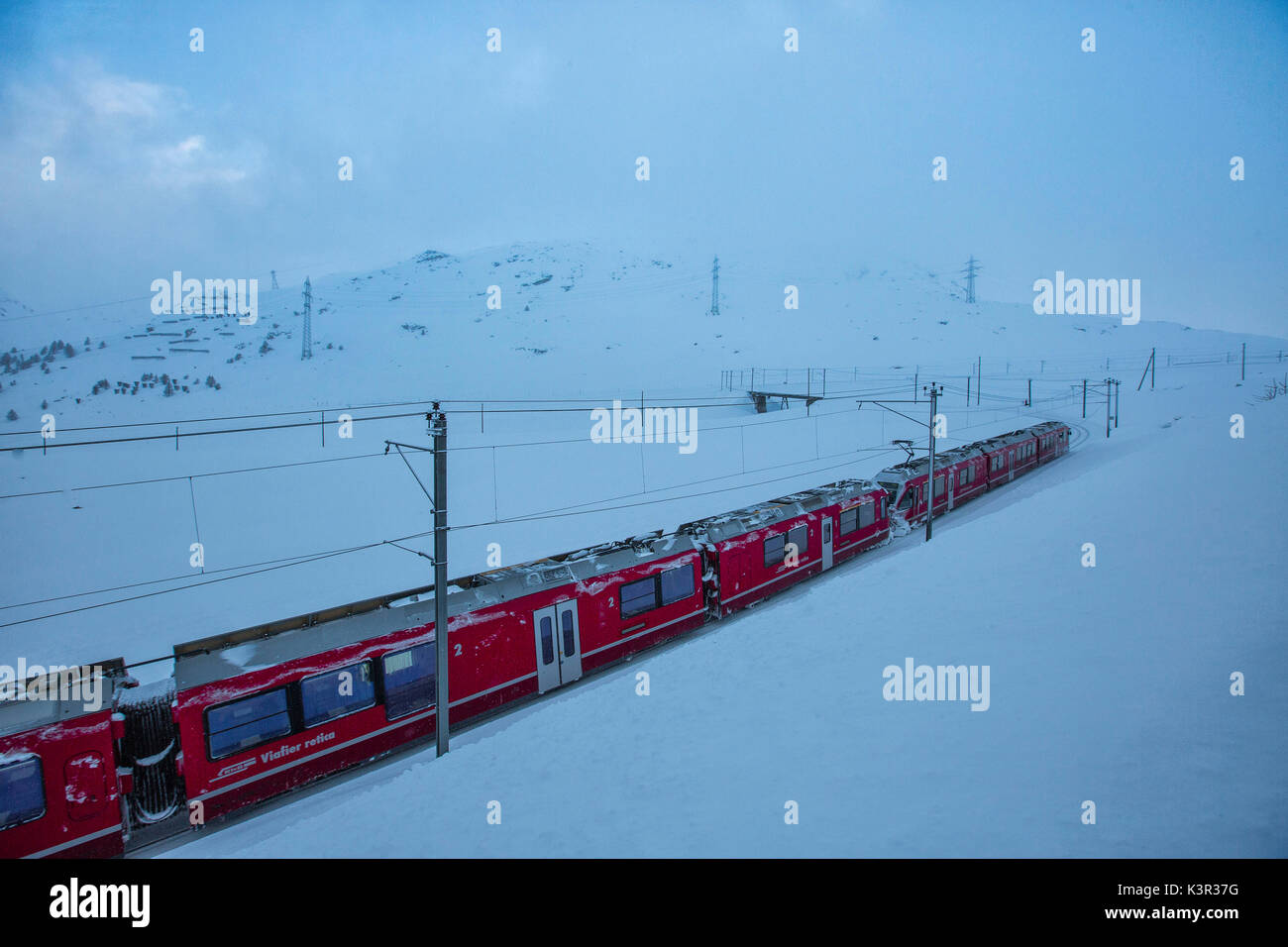 Bernina-Express-Zug am Bernina Pass Kanton Graubünden Schweiz Europa Stockfoto