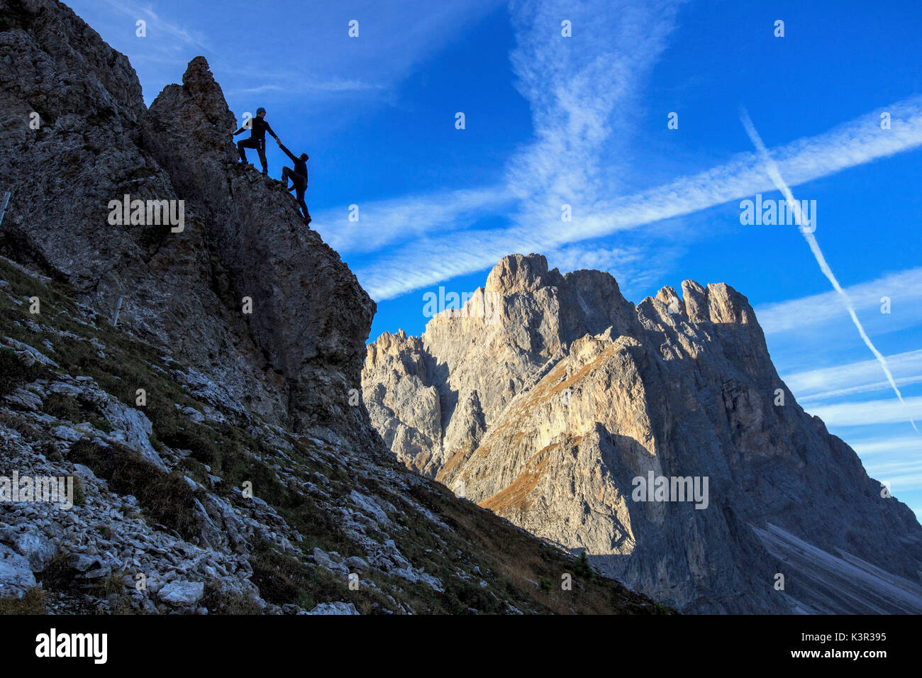Wanderer Klettern Felsen Spitzen Furcella De Furcia Geisler Villnösser Tal Südtirol Dolomiten Trentino Alto Adige Italien Europa zu bewundern. Stockfoto
