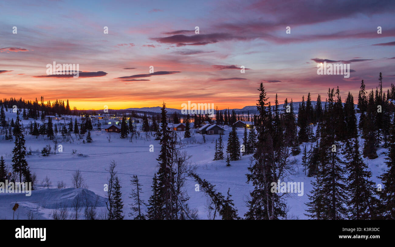 Rosa Himmel bei Sonnenaufgang Rorvik Børgefjell Nationalpark Trøndelag Norwegen Europa Stockfoto