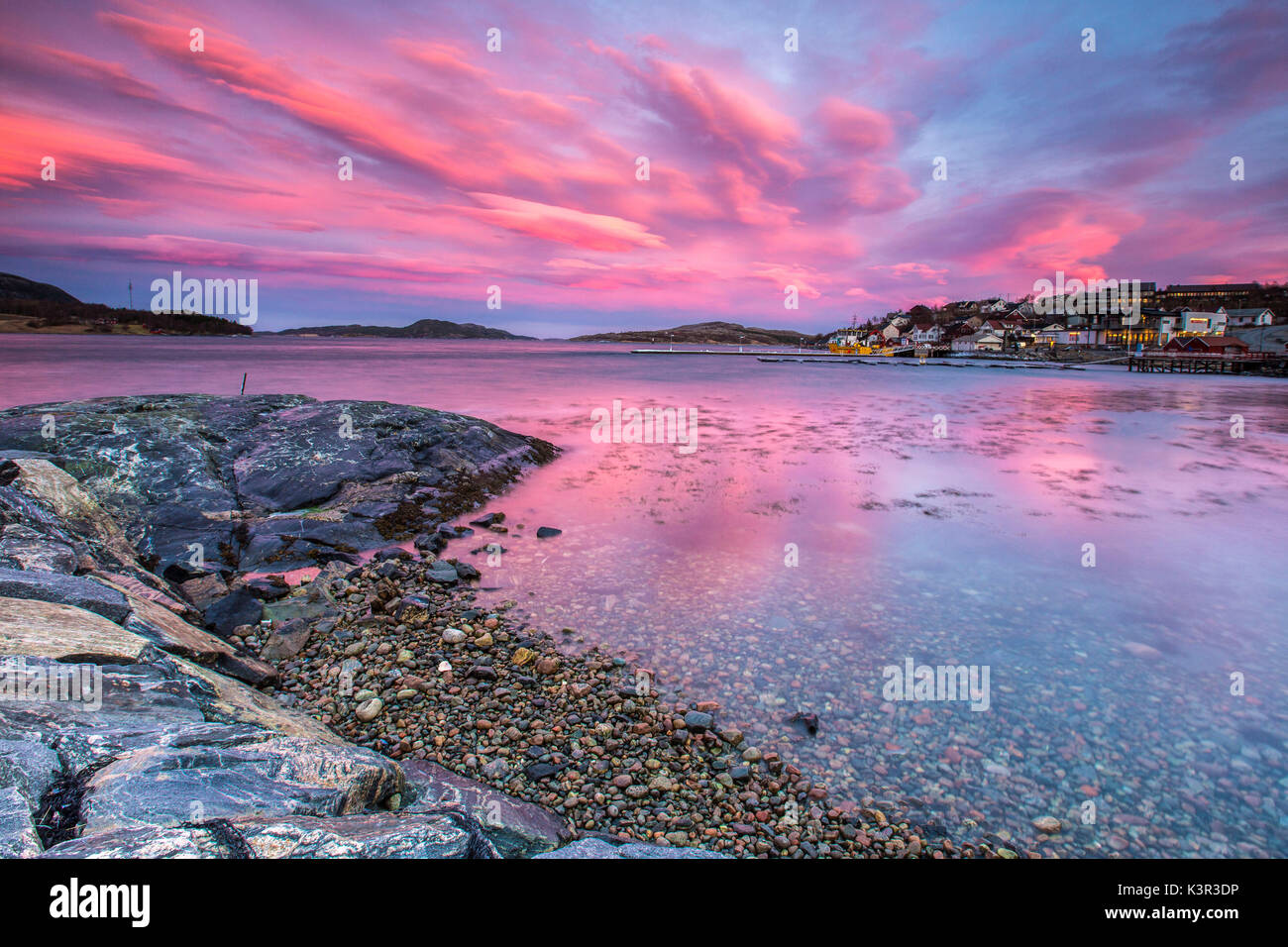 Rosa Himmel bei Sonnenaufgang in den kalten Gewässern Flatanger Trøndelag Norwegen Europa Stockfoto