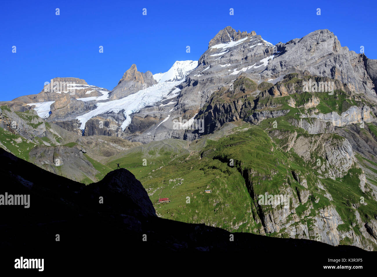Wanderer bewundert See Oeschinensee Berner Oberland Kandersteg Kanton Bern-Schweiz-Europa Stockfoto