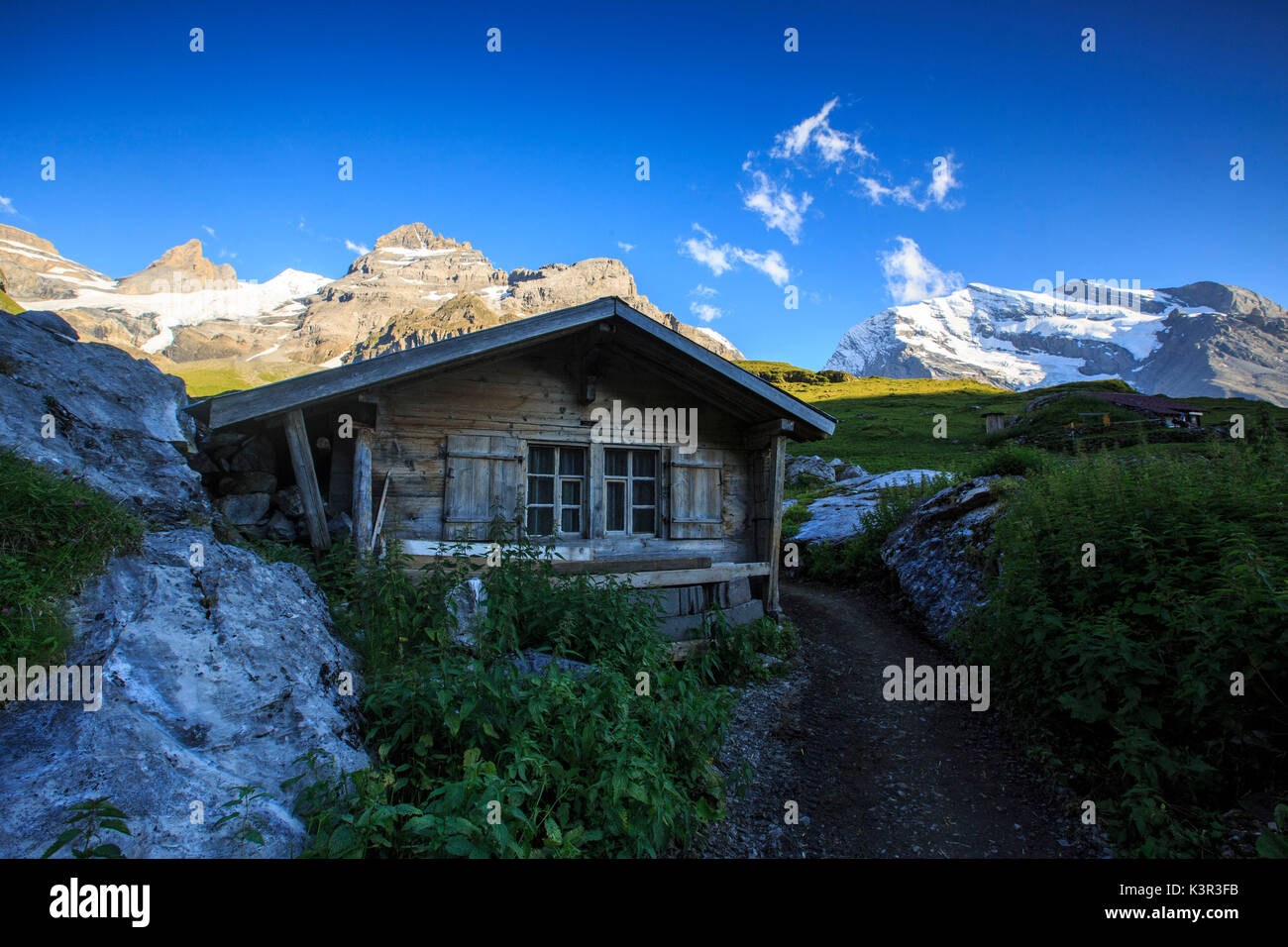 Holzhütte rund um den Oeschinensee Kandersteg im Berner Oberland Kanton Bern Schweiz Europa Stockfoto