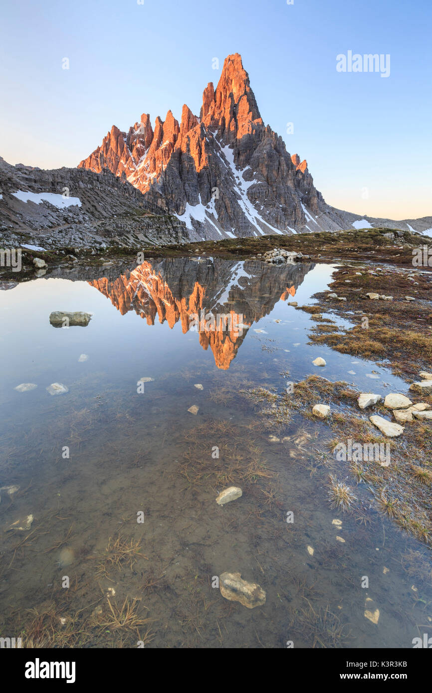 Dämmerung leuchtet Berg Paterno im See spiegeln. Sextner Dolomiten Trentino Alto Adige Italien Europa Stockfoto