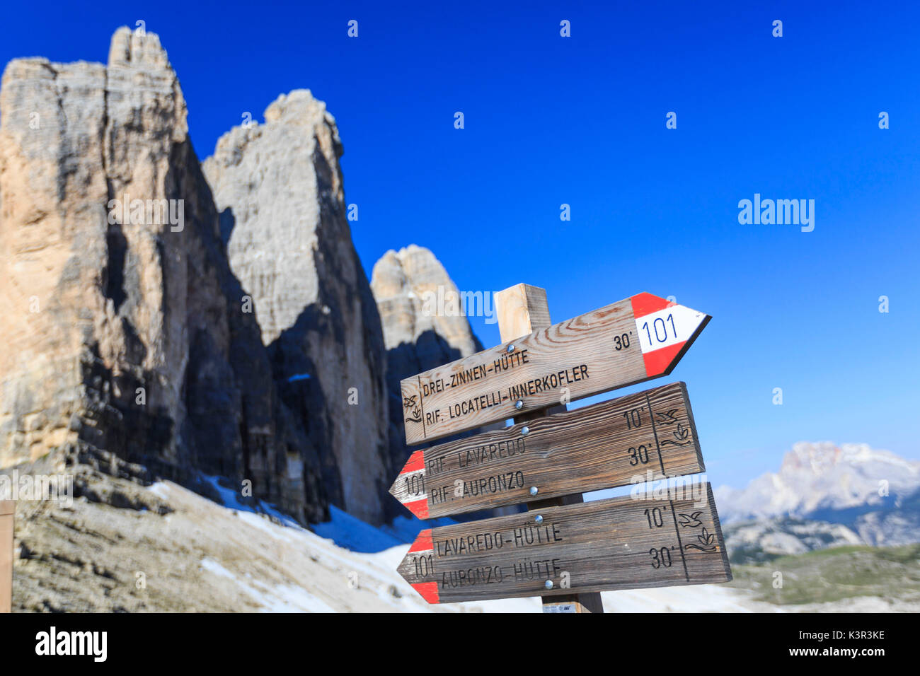 Schilder weisen auf die Wege für Wanderer. Sextner Dolomiten Trentino Alto Adige Italien Europa Stockfoto