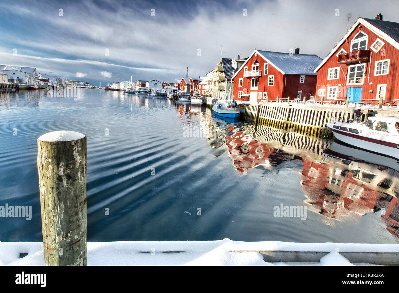 Blick vom Pier auf dem Kanal Henningsvær durch die fishermens Häuser übersehen. Lofoten. Norwegen. Europa Stockfoto