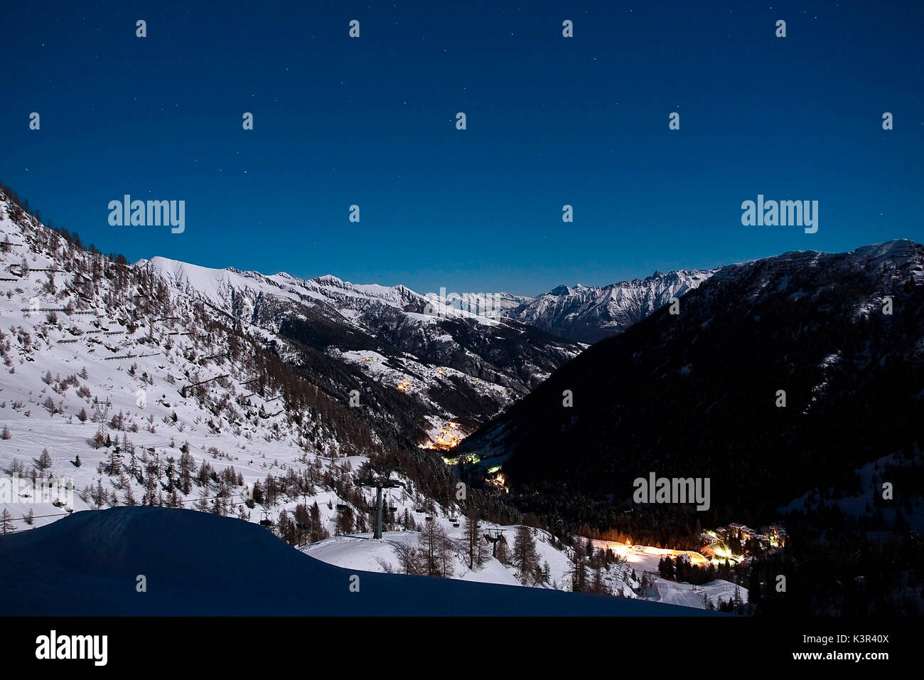 Nocturne Bild mit Vollmond snd der Himmel läuft der Pescegallo. Pescegallo, Val Gerola, Valtellina, Lombardei, Italien. Stockfoto