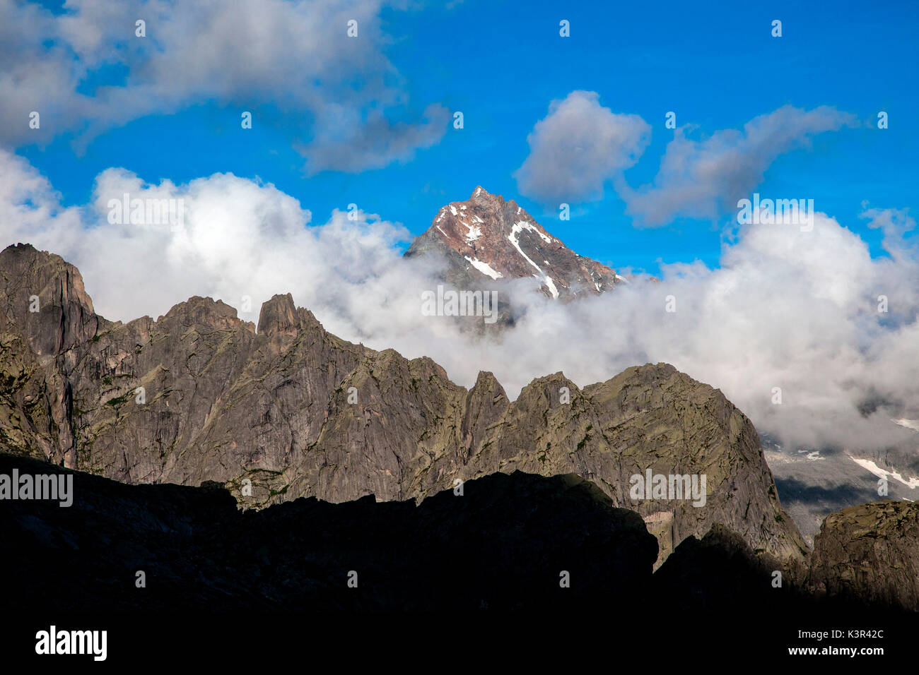 Mit Blick auf den Monte Disgrazia umgeben von Granitischen Wappen. Valmasino, Valtellina Lombardei, Italien Europa Stockfoto