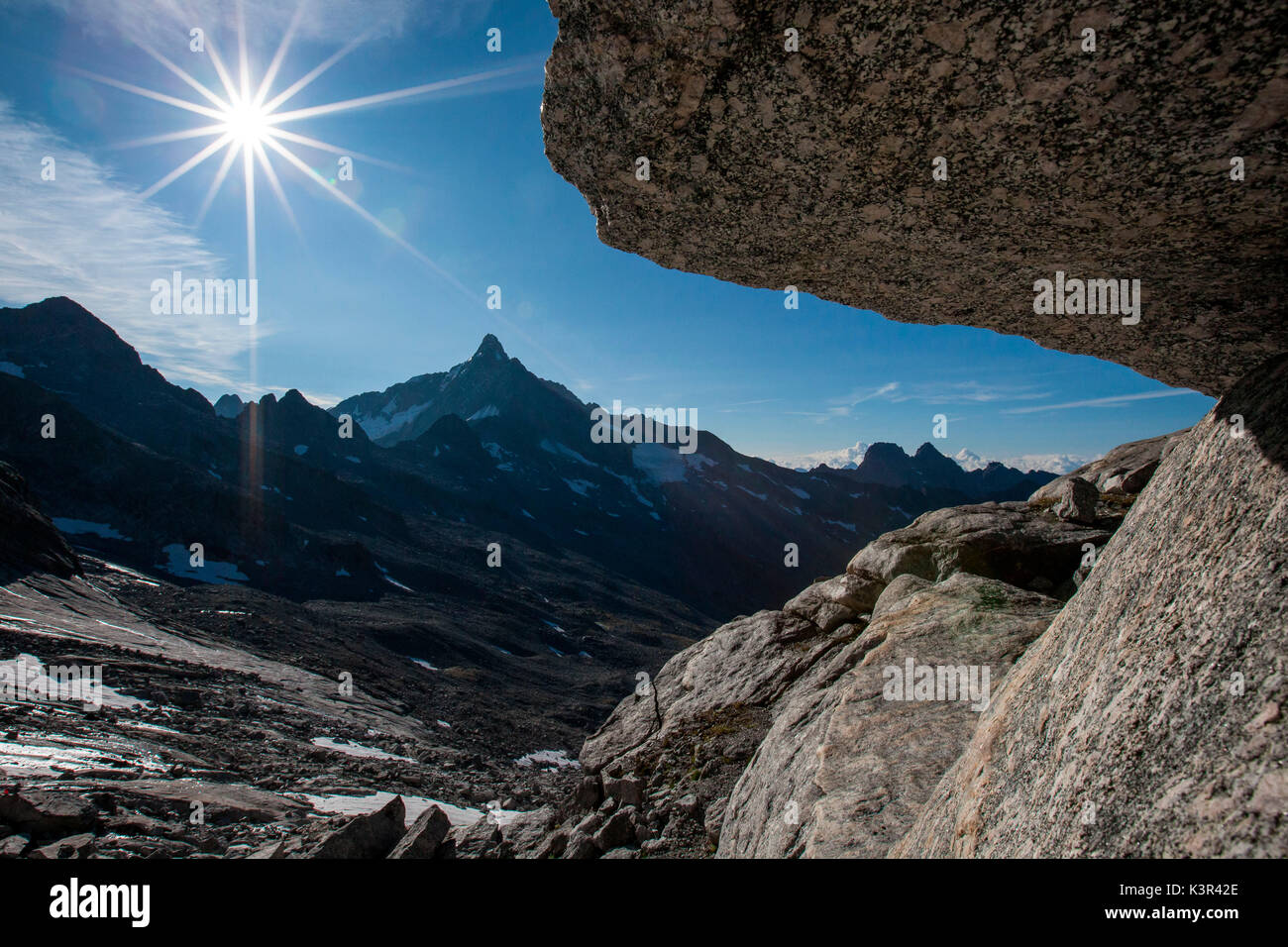 Mit Blick auf den Monte Disgrazia von Passo Cameraccio durch den Sentiero Roma. Valmasino, Valtellina Lombardei, Italien Europa Stockfoto