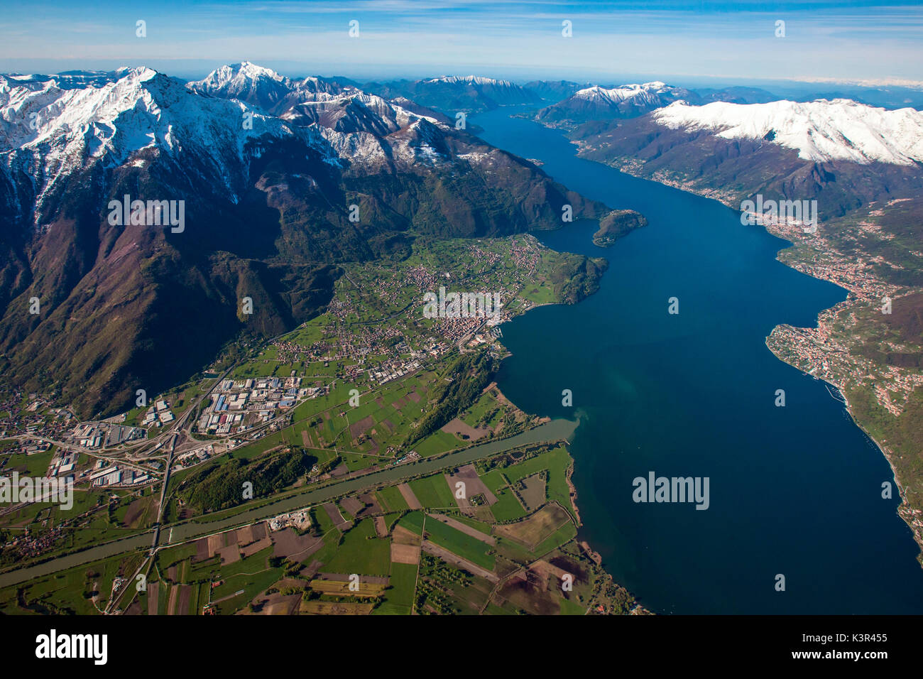 Luftbild von Outlet des Adda mit den Comer See. Alto Lario, Lombardei, Italien. Stockfoto