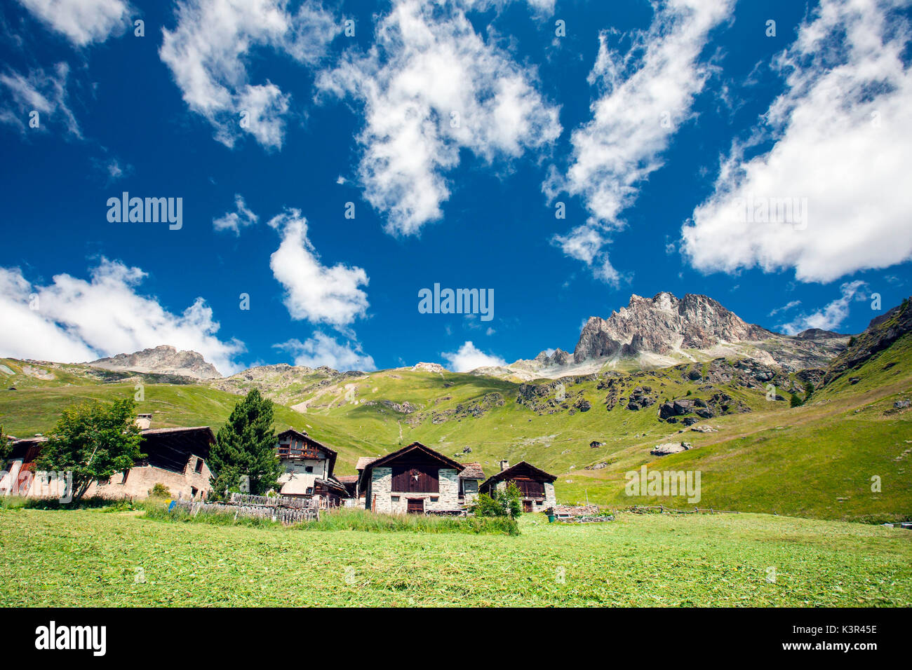 Heidi's kleines Dorf: Grevasalvas, eine grobe landwirtschaftlichen Dorf in den Alpen, Engadin, Schweiz versteckt Stockfoto