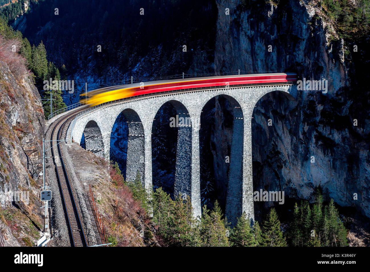 Bernina Express und Landwasser Viadukt, Schweiz Stockfoto