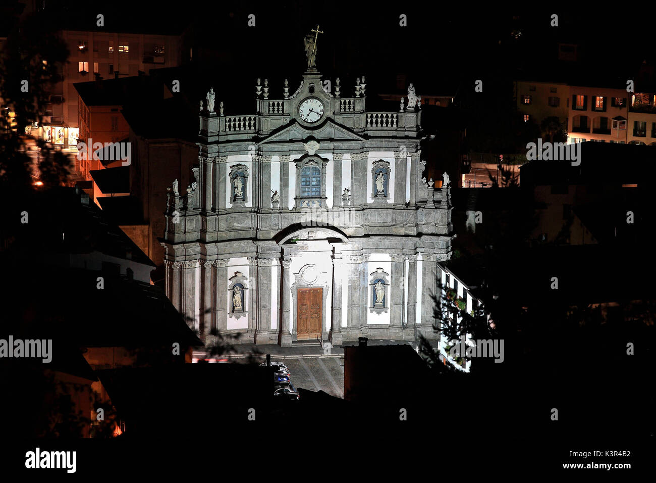 San Giovanni Battista Kirche in Morbegno bei Nacht, Lombardei, Italien Stockfoto