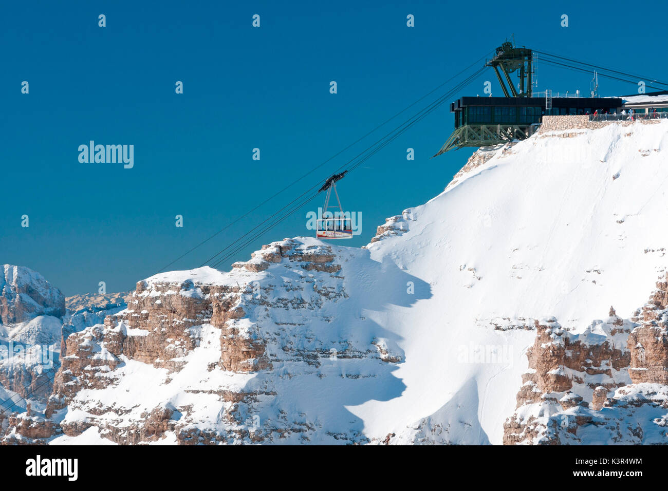 Die Seilbahn von Sass Pordoi zwischen den hohen schneebedeckten Gipfeln der Dolomiten, Canazei Val di Fassa Trentino Italien Europa Stockfoto