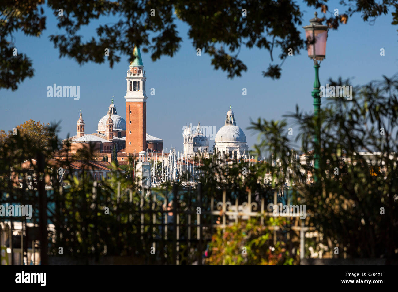 Blick auf die Kirche von San Giorgio Maggiore und die Basilika von Santa Maria della Salute von Giardini Venedig Veneto Italien Europa Stockfoto