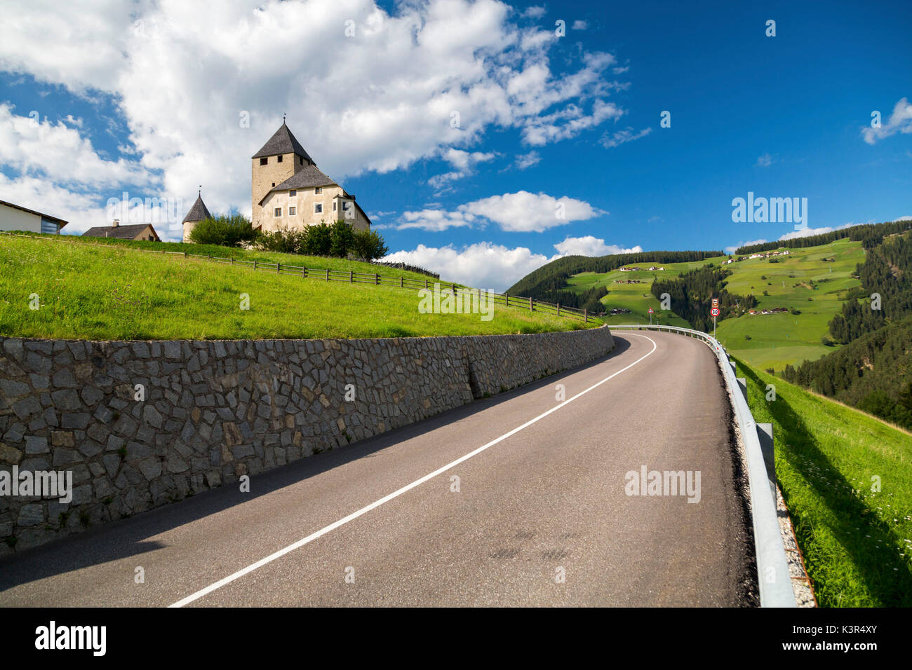 Italien, Trentino Alto Adige, Val Badia. Tor schloss. Stockfoto