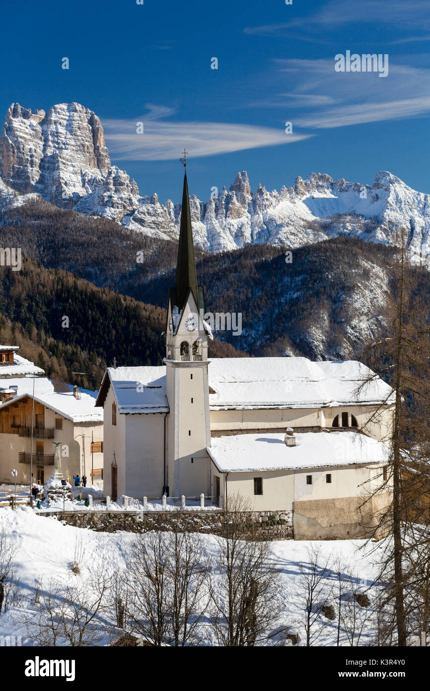 Die Verschneite alpine Dorf und Kirche von Zoppè di Cadore von der Spitze des Bosconero Provinz Belluno Venetien Italien Europa gerahmt Stockfoto