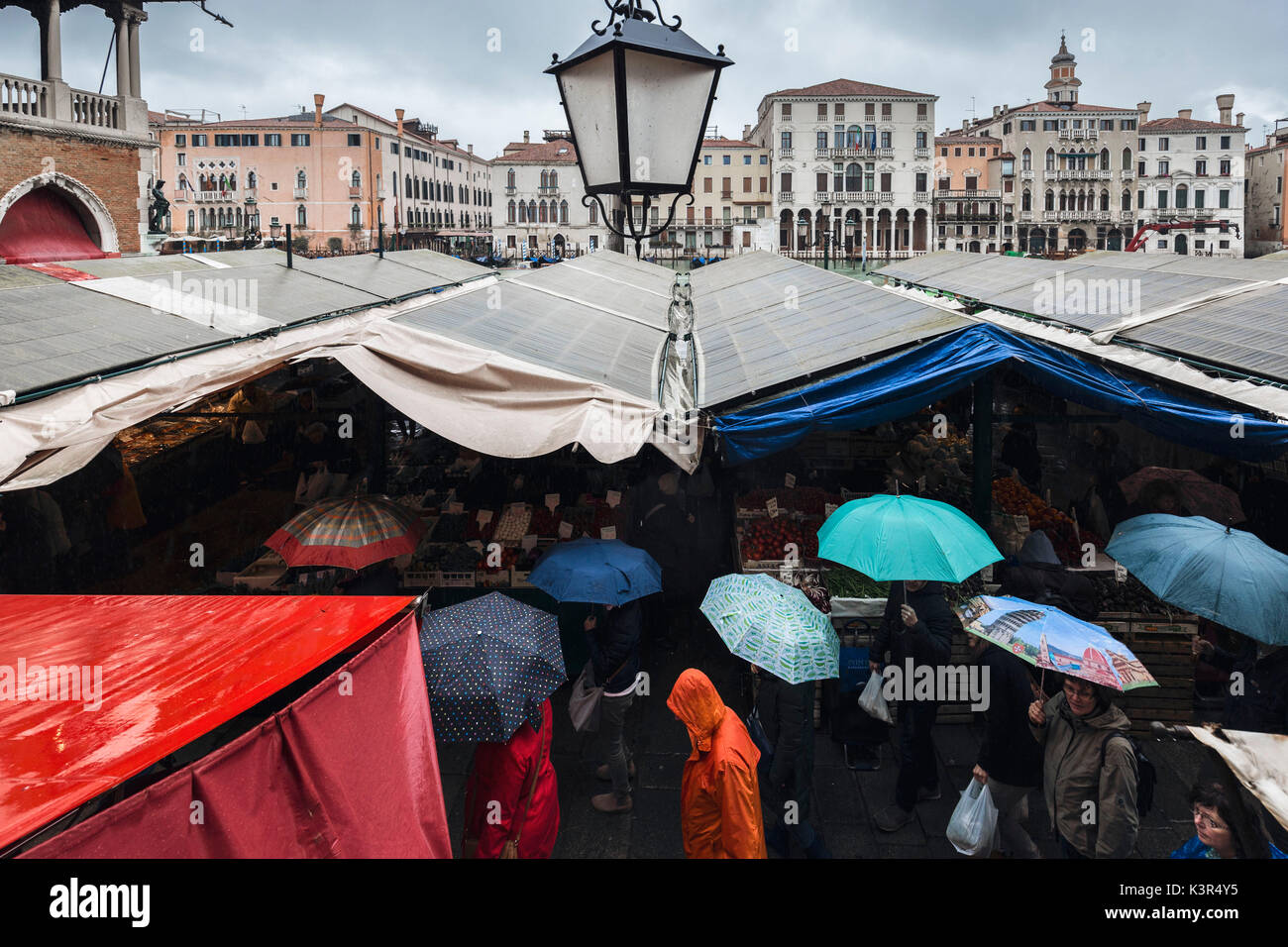 Regnerischen Tag in Rialto Markt, Venedig, Venetien, Italien Stockfoto