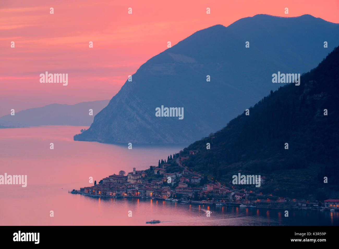 Sonnenuntergang über Iseo See, Provinz Brescia, Italien, Lombardei, Europa. Stockfoto