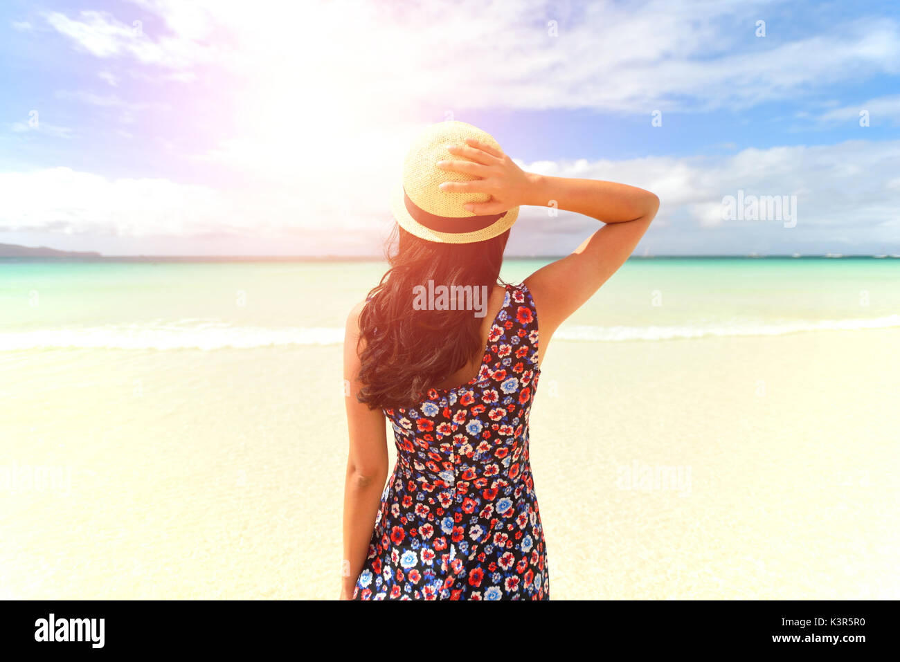 Junge asiatische Frau Bild nehmen Sie ihr Smartphone am Strand von Boracay, Philippinen. Stockfoto