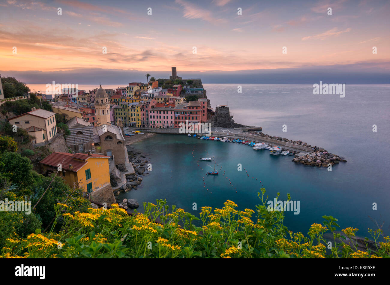 Sonnenaufgang in Vernazza, Cinque terre Naturpark, der Provinz von La Spezia, Ligurien, Italien. Stockfoto