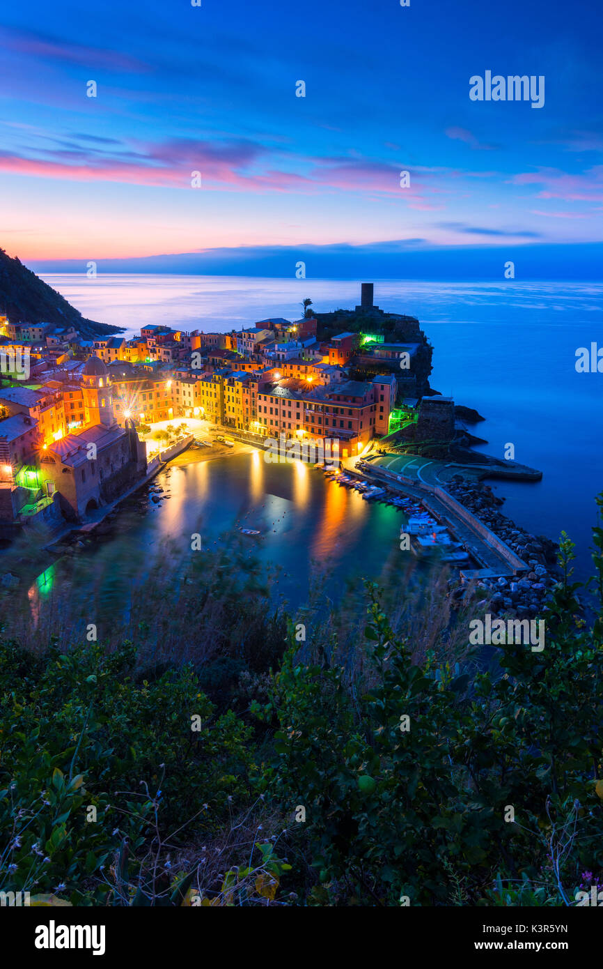 Sonnenaufgang in Vernazza, Cinque terre Naturpark, der Provinz von La Spezia, Ligurien, Italien. Stockfoto