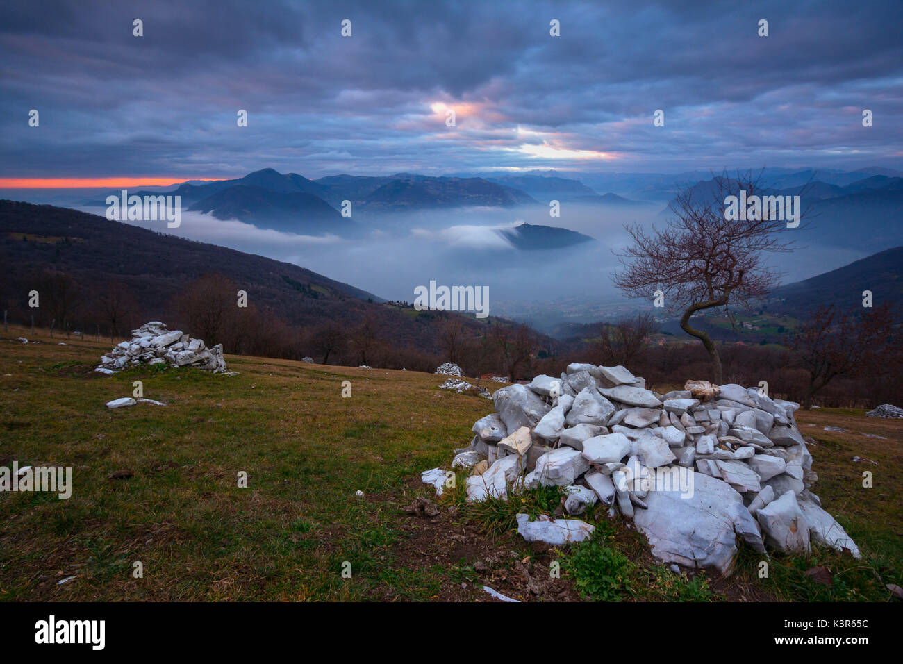 Klassische Ansicht von Iseo See, Colmi von Sulzano, Provinz Brescia, Lombardei, Italien Stockfoto