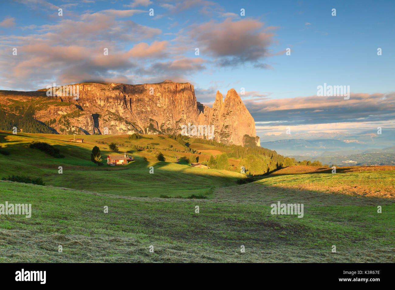 Schlern, Dolomiten, Italien. Die ersten Lichter auf die Gruppe Schlern Stockfoto