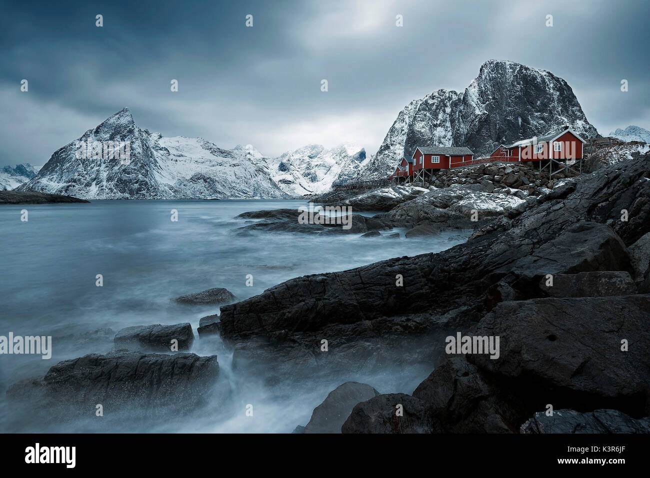 , Hamnoy Lofoten Inseln, Norwegen. An der Küste Felsen und Berge. Stockfoto
