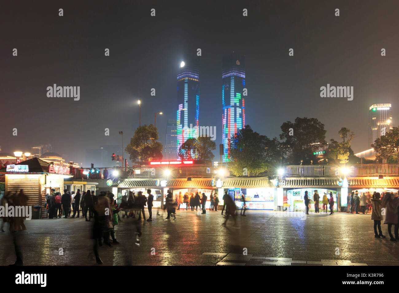 Nachtleben in Nanchang mit vielen Touristen, die in den Ständen, China Stockfoto