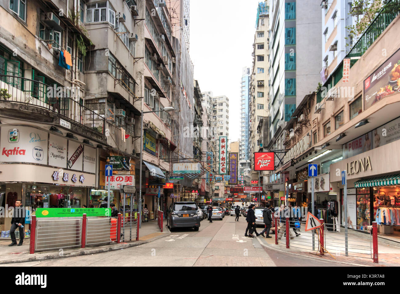 Touristen wandern in Tsim Sha Tsui, Hong Kong - China Stockfoto
