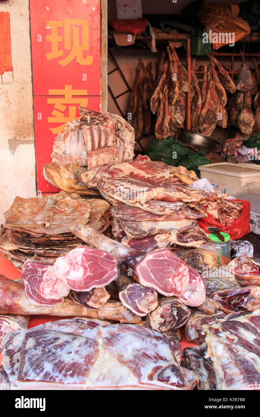 Fleisch, das für den Verkauf in einem traditionellen Markt von Kunming in China. Stockfoto