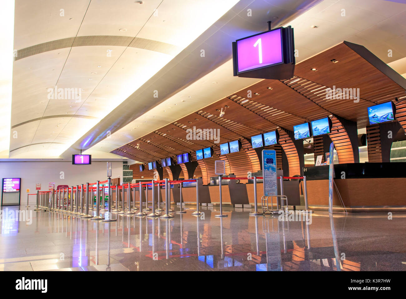 Taipei, Taiwan. Zähler innerhalb des Taiwan Taoyuan International Airport, dem verkehrsreichsten Flughafen im Land und die wichtigsten internationalen Drehscheibe für China Airlines und EVA Air. Stockfoto