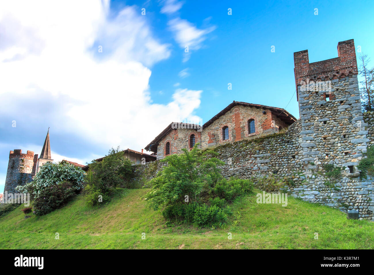 Europa, Italien, Piemont, Biella. Mittelalterliche Dorf Ricetto di Candelo verwendet als Zufluchtsort in Zeiten der Angriff während des Mittelalters. Stockfoto