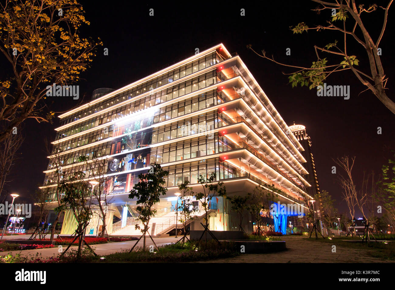 Kaohsiung, Taiwan. Die kaohsiung Main Public Library in der Nacht. Diese Struktur ist auch bekannt als Grüne Bibliothek ist die erste grüne suspension Struktur in der Welt. Stockfoto