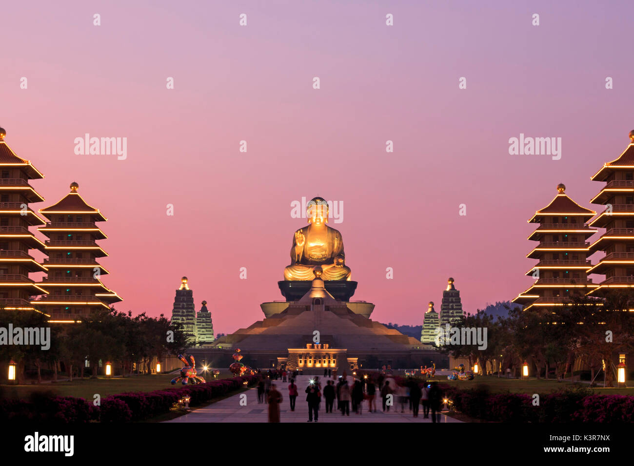 Kaohsiung, Taiwan. Sonnenuntergang bei Fo Guang Shan buddhistischen Tempel von Kaohsiung mit vielen Touristen zu Fuß durch. Stockfoto