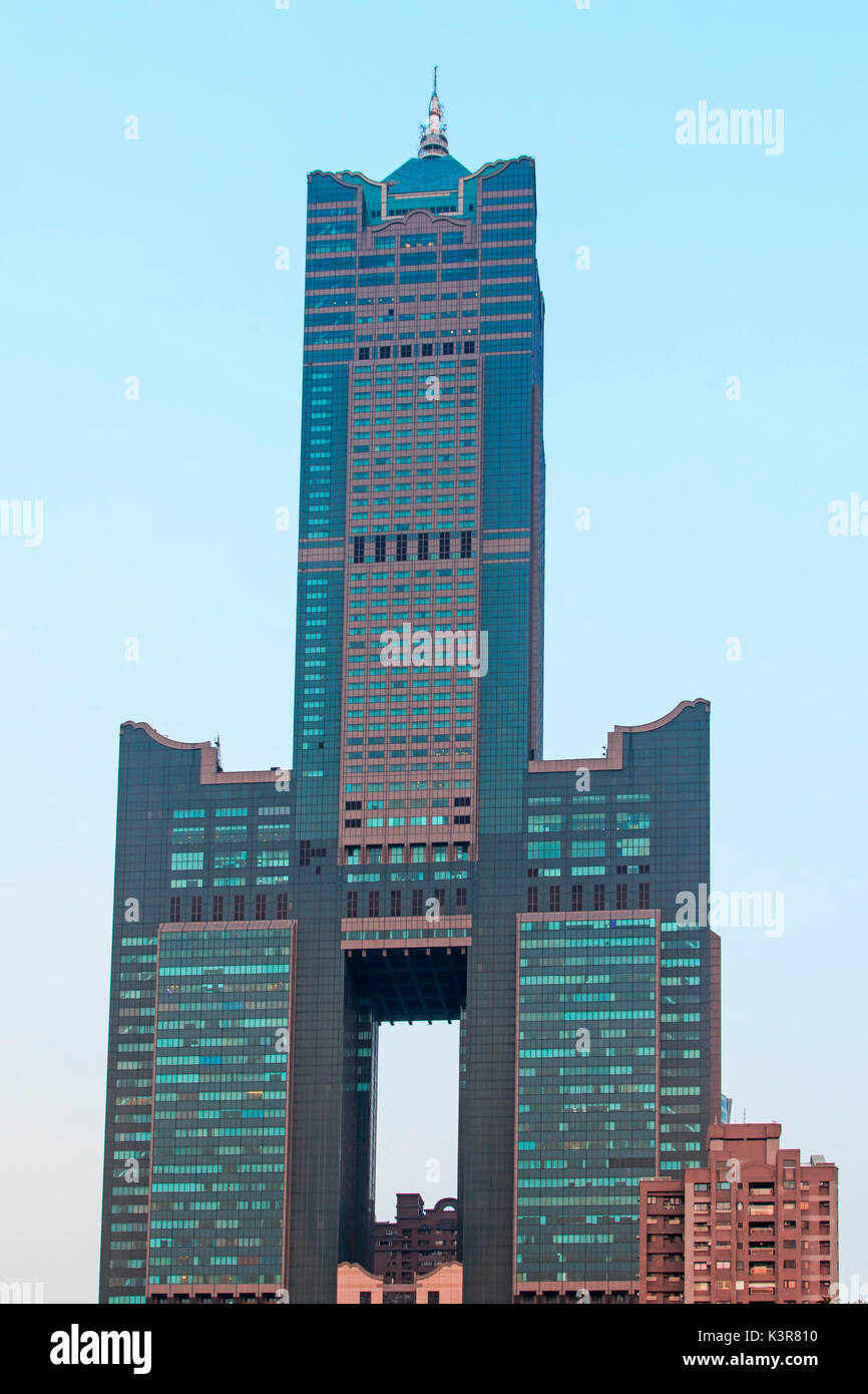 Kaohsiung, Taiwan. Sonnenuntergang über Tuntex Sky Tower. Die Struktur ist 378 m hoch. Von 1994 bis 1997 gebaut, es ist das höchste Hochhaus in Kaohsiung, und war die höchste in Taiwan bis zur Fertigstellung des Taipei 101. Stockfoto