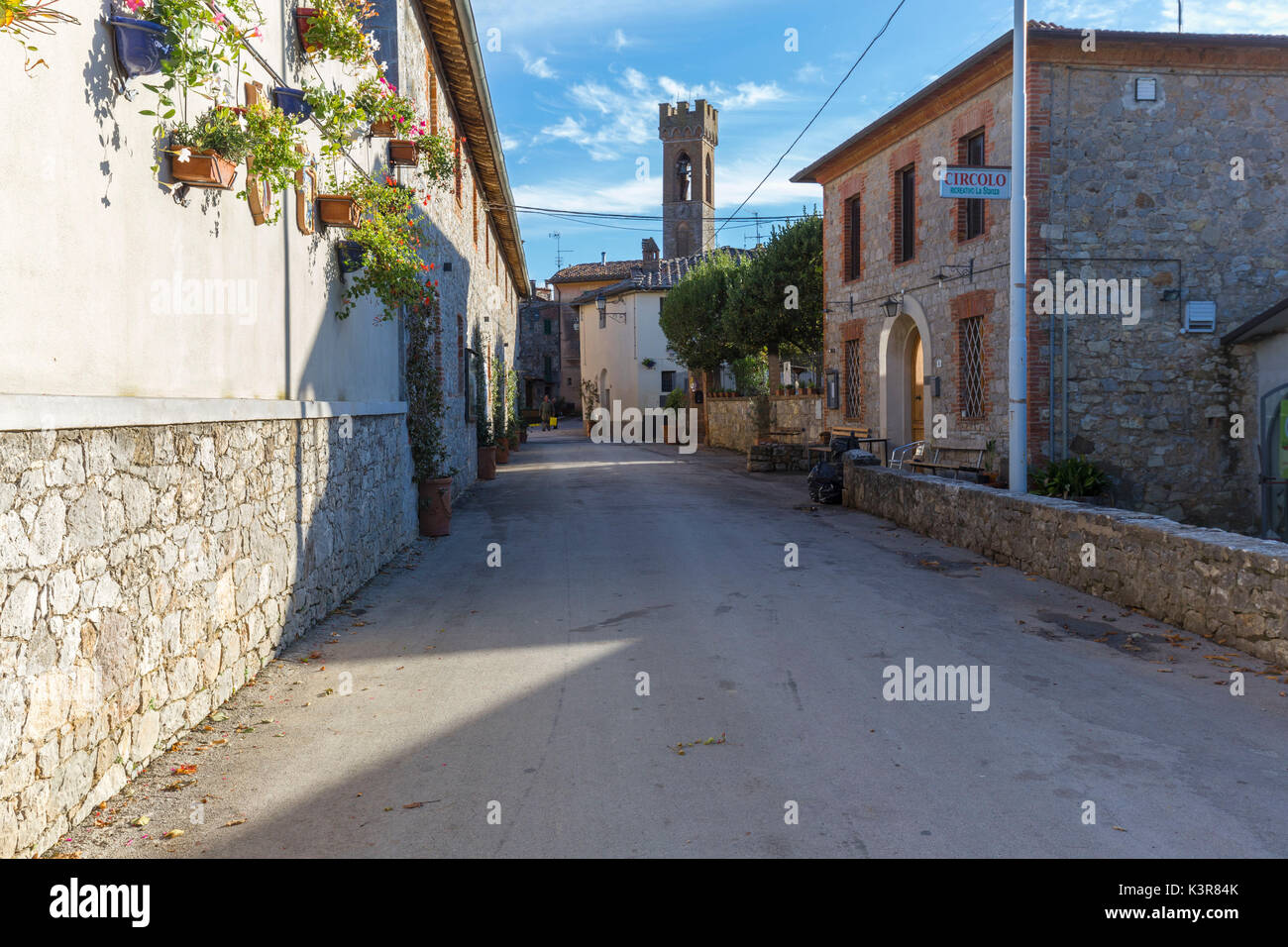 Die Sonne Filter durch das Haus des kleinen Dorfes San Felice. San Felice, Castelnuovo Berardenga, Toskana, Provinz Siena, Toskana, Italien, Europa Stockfoto