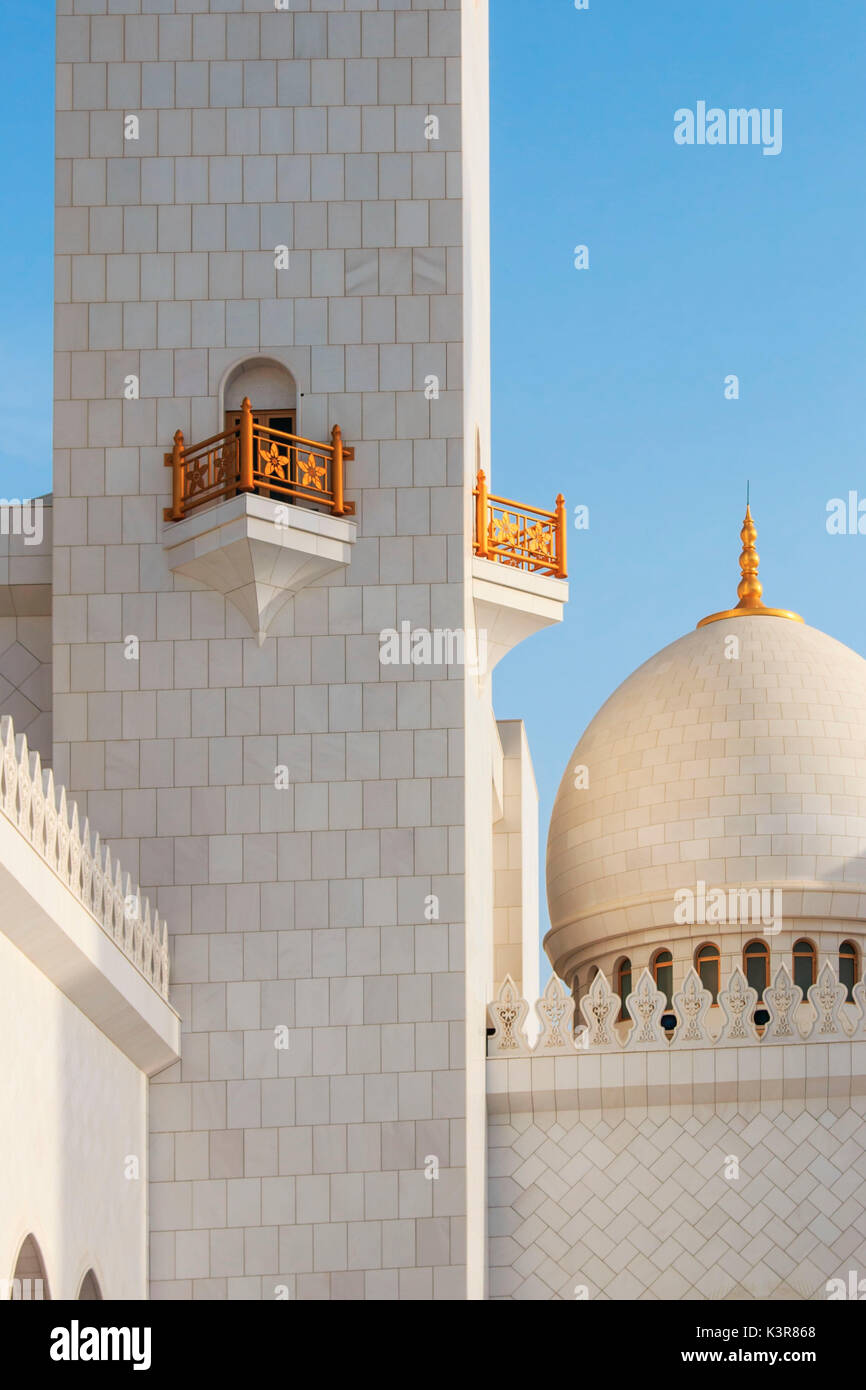 Abu Dhabi, Vereinigte Arabische Emirate. Kuppeln der Sheikh Zayed Grand Moschee bei Sonnenuntergang Stockfoto