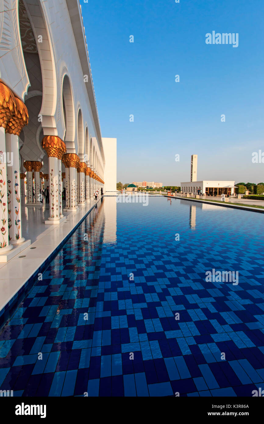 Abu Dhabi, Vereinigte Arabische Emirate - Oktober 10,2014: Scheich-Zayid-Moschee bei Sonnenuntergang Stockfoto