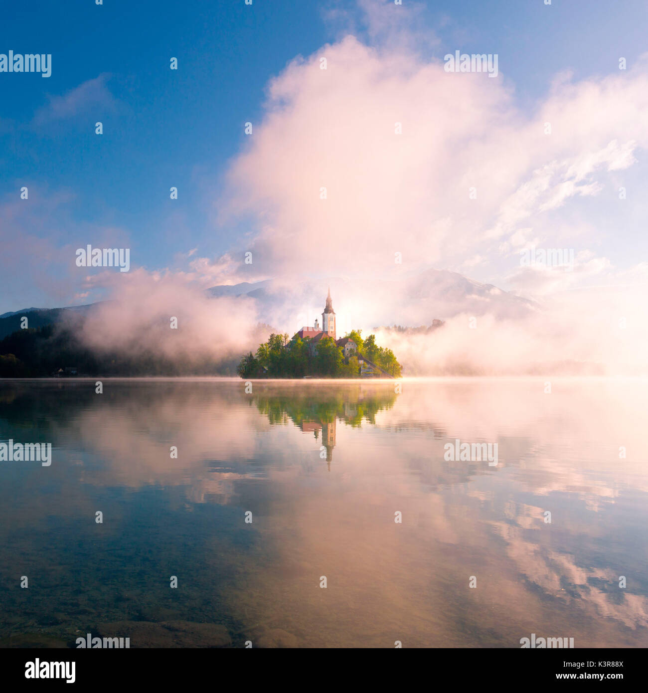 Bled See, Slowenien. Eine zauberhafte und unvorhergesehene Sonnenaufgang über der nebligen Insel Stockfoto