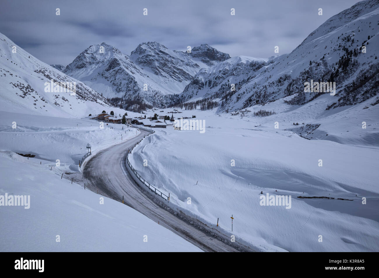 switzerland-winter-village-night-stockfotos-und-bilder-kaufen-alamy