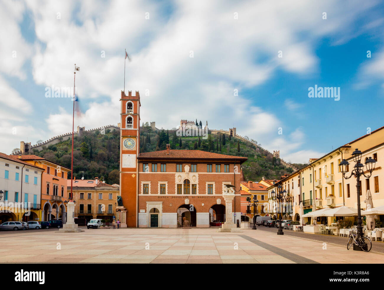 Stadtplatz, Marostica, der Provinz Vicenza, Venetien, Italien. Mittelalterliche Burg mit Mauern umgeben. Stockfoto