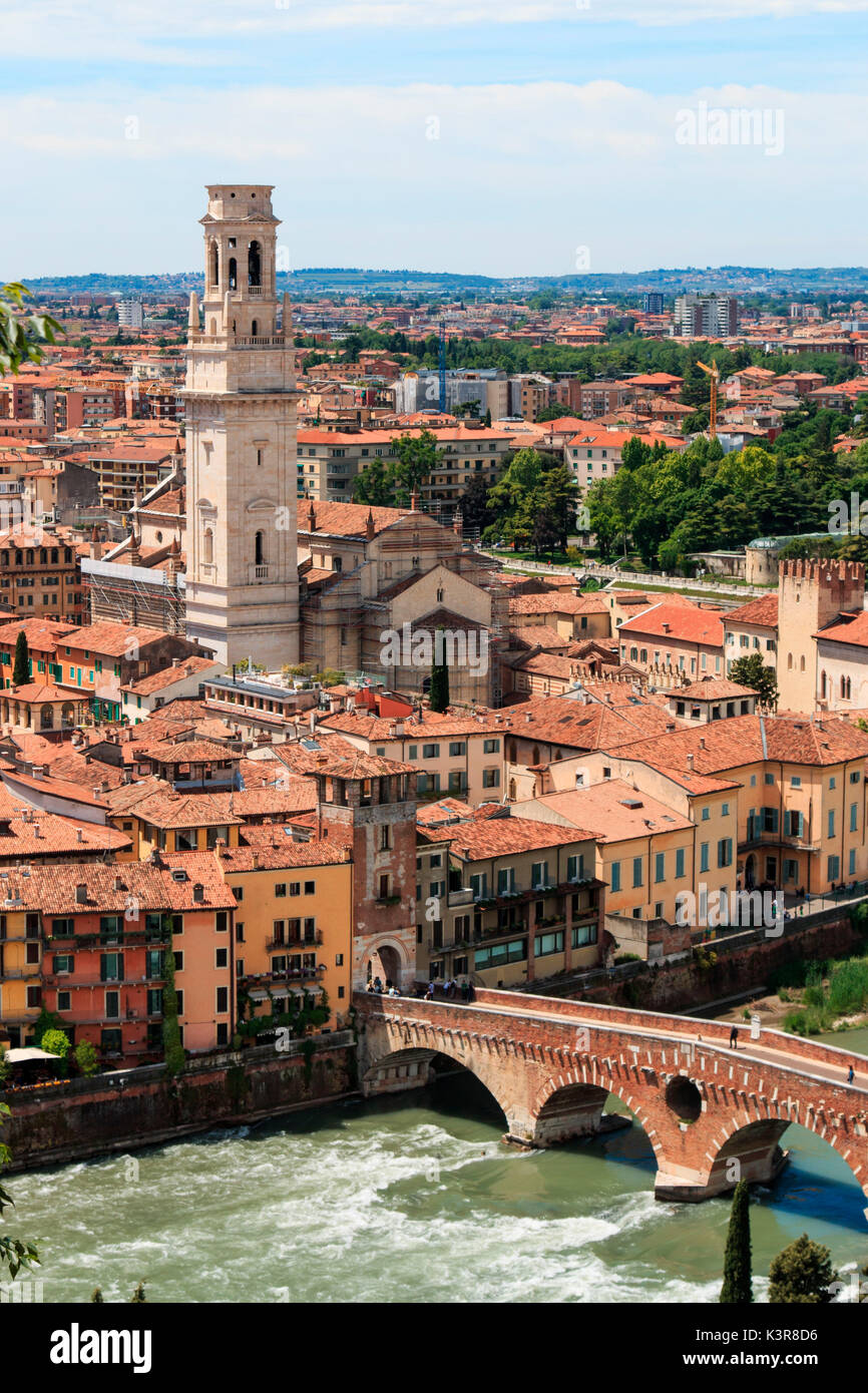 Luftaufnahme von der Kathedrale und dem Stadtzentrum von Verona, Verona, Italien Stockfoto