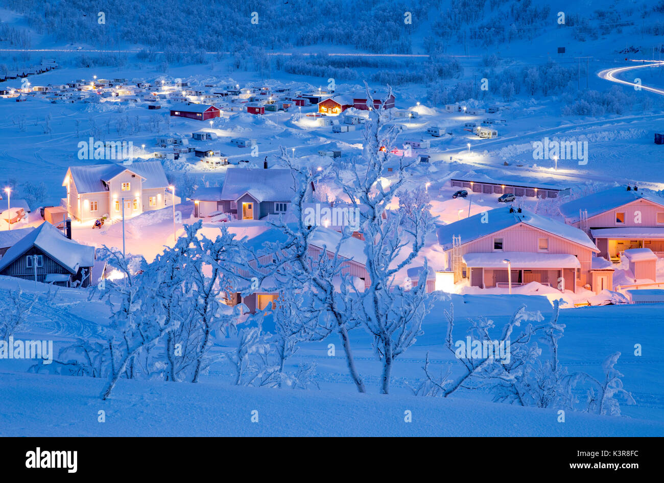 Die blaue Stunde bei Riksgränsen, Kiruna, Schweden, Europa Stockfoto